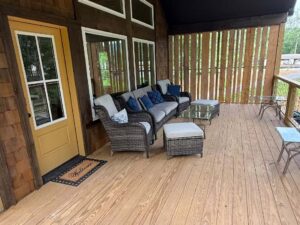 Black Fork River Cabin back porch with chairs and tables.