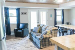 Hillview Cabin living room.