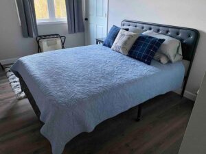 Hillview Cabin bedroom.