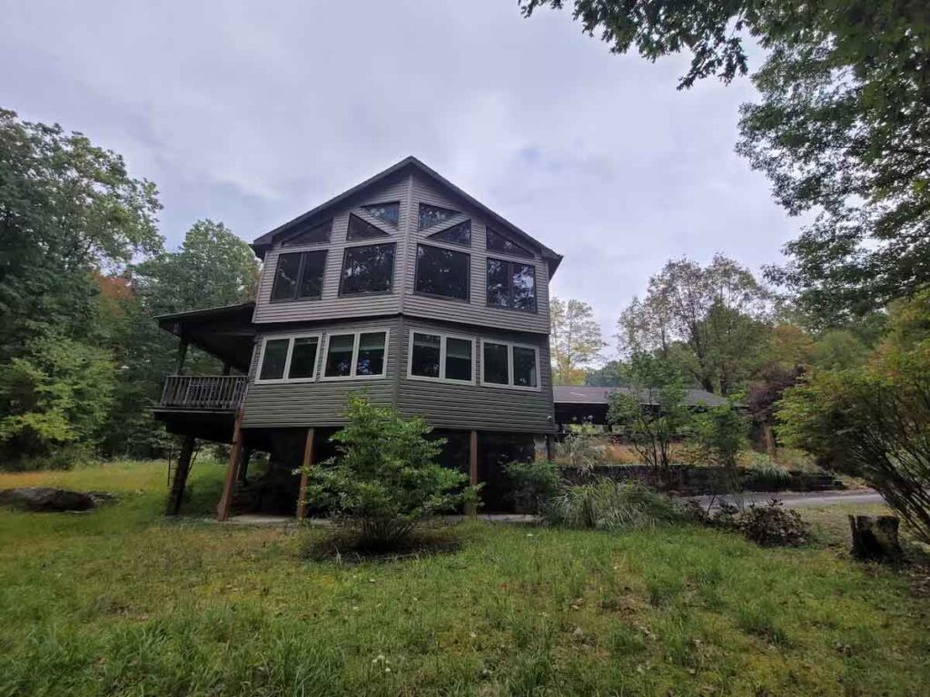 Lake House at Teter Creek exterior view.